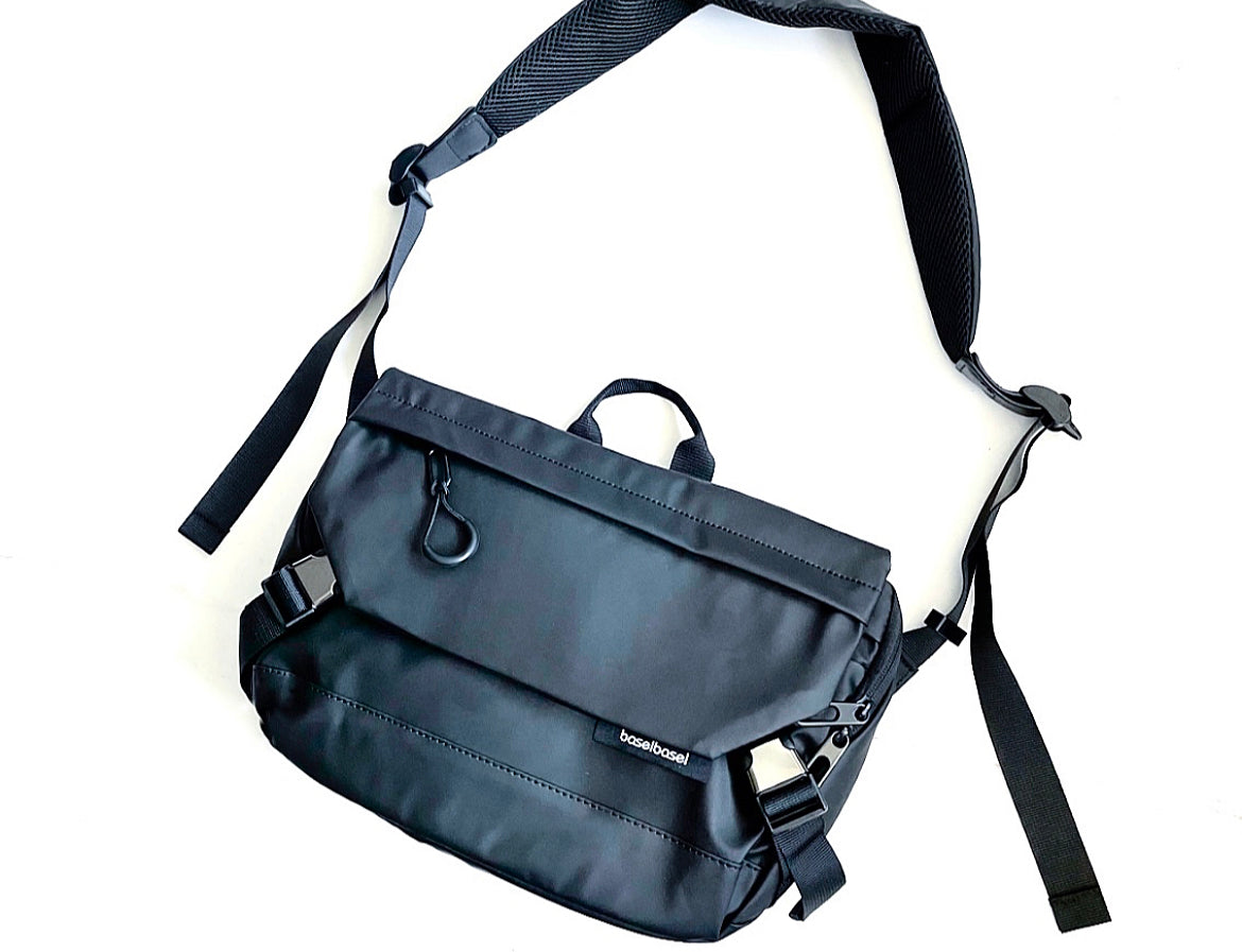 .Waterproof messenger utility bag